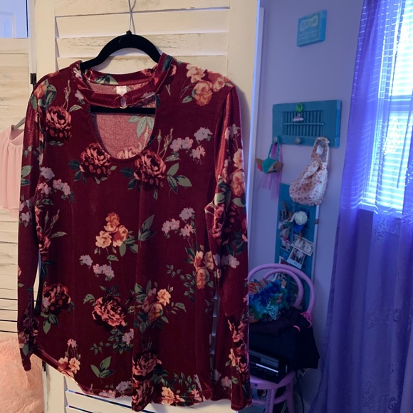 Tops - Picture 5 of 9